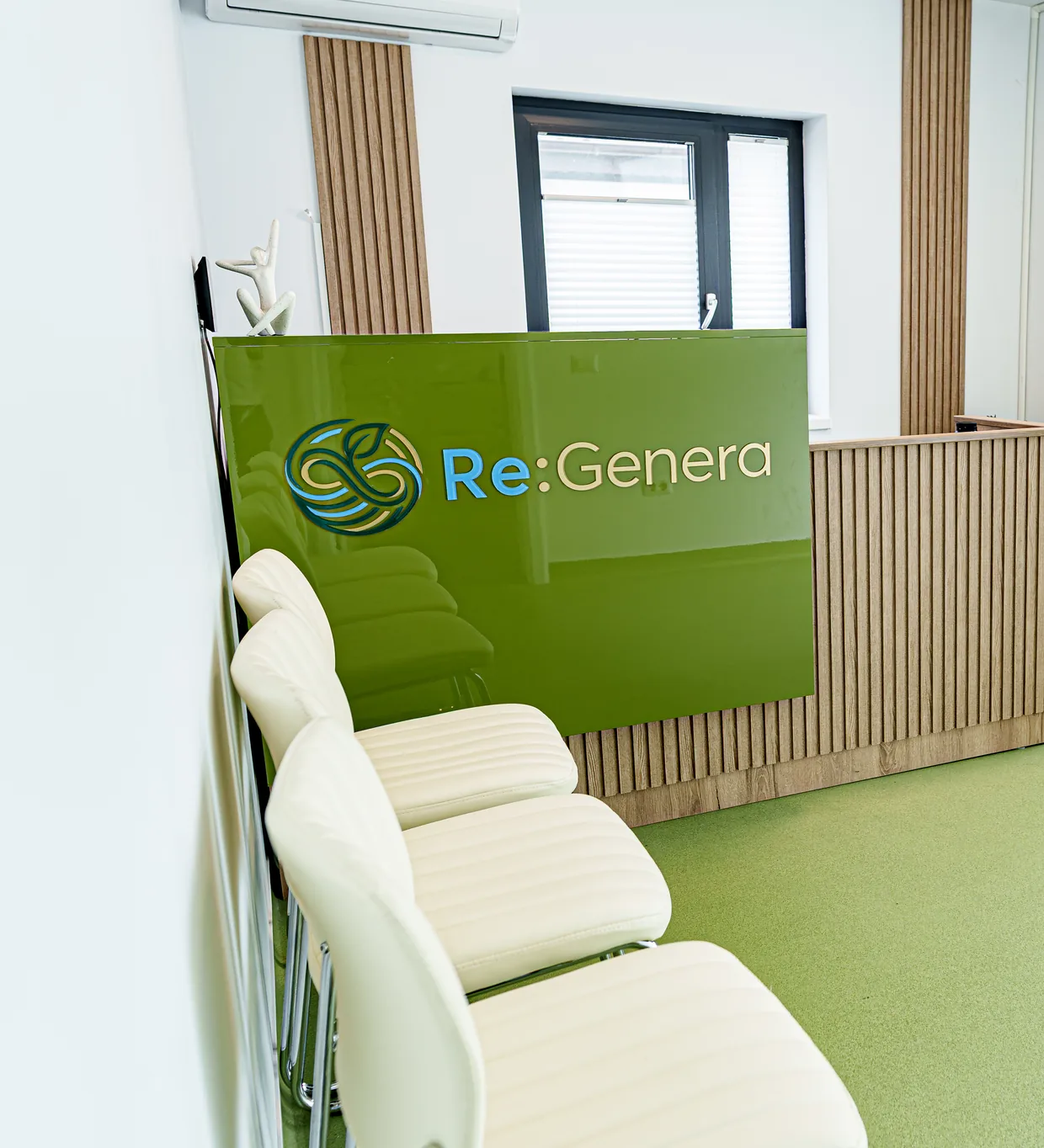 Recepția clinicii Re:Genera din Focșani, cu birou verde și scaune albe